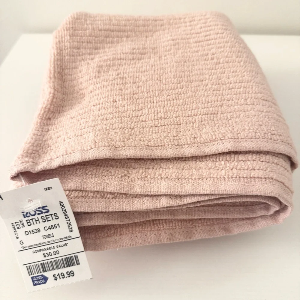 NWT pink comfy ellen tracy hand towel and 2 wash cloths